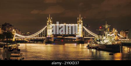 Tower Bridge und HMS Belfast - London Stockfoto