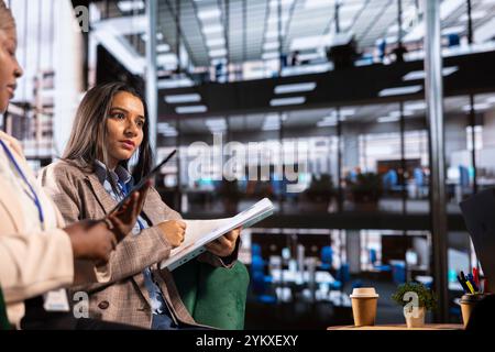 Ein vielfältiges Team von kompetenten weiblichen Vorgesetzten, die ein Projekt zur Erhöhung des Budgets in einem High-End-Büro planen. Führungsqualitäten, Ehrgeiz und Gleichstellung von Frauen und Männern treiben ihren Geschäftserfolg in einem Arbeitsumfeld voran. Stockfoto