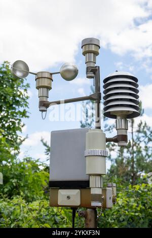 Wetterstation mit Sensoren in der Natur Stockfoto