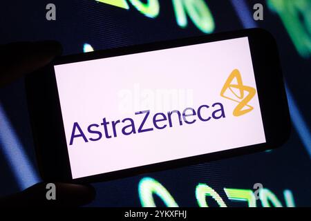 Polen. November 2024. In dieser Abbildung wird das Firmenlogo von AstraZeneca auf einem Smartphone-Bildschirm angezeigt. (Credit Image: © Piotr SWAT/SOPA Images via ZUMA Press Wire) NUR REDAKTIONELLE VERWENDUNG! Nicht für kommerzielle ZWECKE! Stockfoto