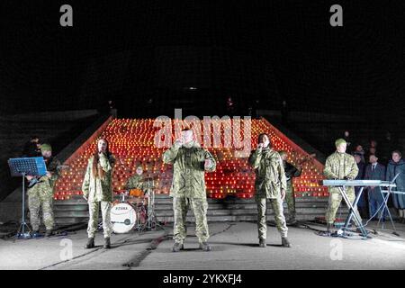 Kiew, Kiew-Stadt, Ukraine. November 2024. Soldaten, die Rocksongs über die Ukraine und den Krieg im LICHT DES FEUERS vorführen, gewidmet den 1.000 Tagen des Kampfes des ukrainischen Volkes für Freiheit und Unabhängigkeit. 1000 Kerzen leuchten symbolisch vor dem Motherland Monument zum Gedenken an den tausendsten Tag des Kampfes. (Kreditbild: © Andreas Stroh/ZUMA Press Wire) NUR REDAKTIONELLE VERWENDUNG! Nicht für kommerzielle ZWECKE! Stockfoto