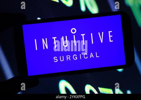 Polen. November 2024. In dieser Fotoabbildung wird das Logo des Unternehmens intuitive Chirurgie auf einem Smartphone-Bildschirm angezeigt. (Foto: Piotr SWAT/SOPA Images/SIPA USA) *** ausschließlich für redaktionelle Nachrichten *** Credit: SIPA USA/Alamy Live News Stockfoto