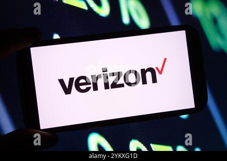 Polen. November 2024. In dieser Fotoabbildung wird das Firmenlogo von Verizon auf einem Smartphone-Bildschirm angezeigt. (Foto: Piotr SWAT/SOPA Images/SIPA USA) *** ausschließlich für redaktionelle Nachrichten *** Credit: SIPA USA/Alamy Live News Stockfoto