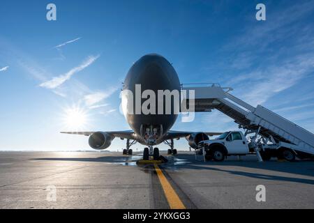 Ein KC-46 Pegasus, der dem 87th Air Base Wing zugeordnet ist, wird auf der Fluglinie vor einem integrierten Flugplan der 509th Weapons Squadron auf der Fairchild Air Force Base, Washington, am 30. Oktober 2024 inszeniert. Das 509th WPS integrierte erstmals die Lehrpläne für den KC-135 Stratotanker und KC-46 Weapons Instructor und festigte damit die Bedeutung effektiver Luftbetankungskapazitäten und die anhaltende Notwendigkeit von Rapid Global Mobility. Die 509th WPS ist ein Team von erfahrenen Ausbildern, die der nächsten Generation von KC-135- und KC-46-Piloten eine Fortbildung in Waffen und Taktik anbieten. Stockfoto