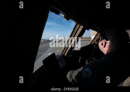 Major Steven Strickland, ein KC-46 Pegasus Weapons Instructor Kurs Instructor der 509th Weapons Squadron, Taxis während eines 509th WPS integrierten Lehrplans auf der Fairchild Air Force Base, Washington, 30. Oktober 2024. Das 509. WPS integrierte erstmals die Lehrpläne KC-135 Stratotanker und KC-46 WIC und festigte damit die Bedeutung effektiver Luftbetankungskapazitäten und den anhaltenden Bedarf an Rapid Global Mobility. Die 509th WPS ist ein Team von erfahrenen Ausbildern, die eine Fortbildung in Waffen und Taktik für die nächste Generation von KC-135 und KC-46 anbieten Stockfoto