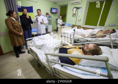 Kiew, Ukraine. November 2024. Dänischer Premierminister Mette Frederiksen, Zentrum, besucht mit verwundeten Soldaten in einem ukrainischen Militärkrankenhaus, 19. November 2024 in Kiew, Ukraine. Kredit: Ukrainischer Ratsvorsitz/Pressestelle Des Ukrainischen Präsidenten/Alamy Live News Stockfoto