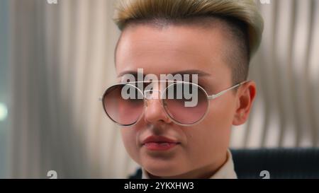 Kaukasische Mode Mädchen futuristische Frau in Brille weißes Studio Moderne Zukunft Innovation Close up Cyber weibliches Modell Dame Cyberpunk trendige Brillen Stockfoto