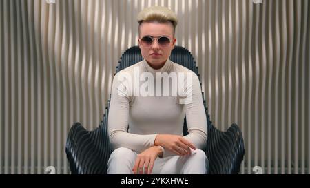 Cyber-Gamer-Mädchen mit Brille in Neon-futuristischem Weltraum Cyberpunk-Mode-Gaming Virtual-Reality-Metaverse. Selbstbewusste Frau, kaukasische Geschäftsfrau Stockfoto