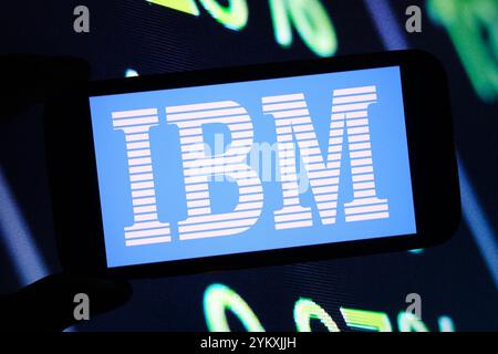 Polen. November 2024. In dieser Fotoabbildung wird das IBM-Firmenlogo auf einem Smartphone-Bildschirm angezeigt. (Foto: Piotr SWAT/SOPA Images/SIPA USA) *** ausschließlich für redaktionelle Nachrichten *** Credit: SIPA USA/Alamy Live News Stockfoto