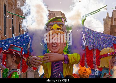 Mardi Gras Grand Parade mit allegorischen Wagen, darunter Donald Trump Puppe, während der Karnevalsfeier auf den Straßen von Valletta, Malta-F Stockfoto