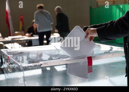 Die Hand des Wählers, die die Stimme in die Wahlurne bringt. Stockfoto