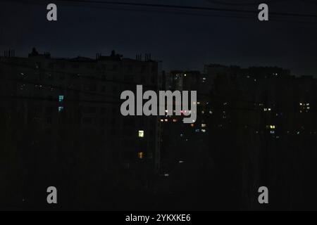 ODESA, UKRAINE - 18. NOVEMBER 2024 - Wohngebäude werden während eines Stromausfalls gesehen, Odesa, Süd-Ukraine Stockfoto