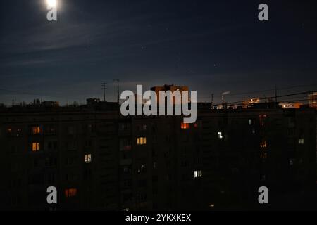 ODESA, UKRAINE - 18. NOVEMBER 2024 - Wohngebäude werden während eines Stromausfalls gesehen, Odesa, Süd-Ukraine Stockfoto