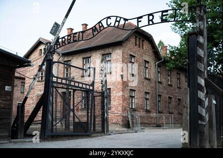 Das Haupttor des Konzentrationslagers Auschwitz Birkenau mit der Inschrift „Arbeit Macht frei“ Stockfoto