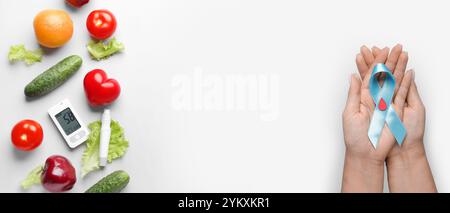 Hände mit Bewusstseinsband, Glucometer, Lanzettenstift, Herz, frisches Gemüse und Obst auf hellem Hintergrund. Mit Leerzeichen für Text. Diabeteskonzept Stockfoto