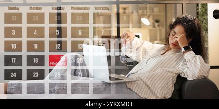 Doppelbelichtung von Kalender und müder Geschäftsfrau, die nachts im Büro arbeitet. Terminbegriff Stockfoto