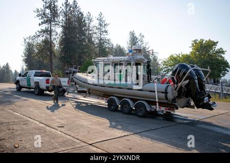 Grenzpolizei-Agenten aus Colville, Washington. Border Patrol Station bereitet sich darauf vor, ihr Boot am 16. August 2023 auf dem Columbia River in der Nähe der Grenze zwischen den USA und Kanada zu starten. CBP-Foto von Jerry Glaser Stockfoto