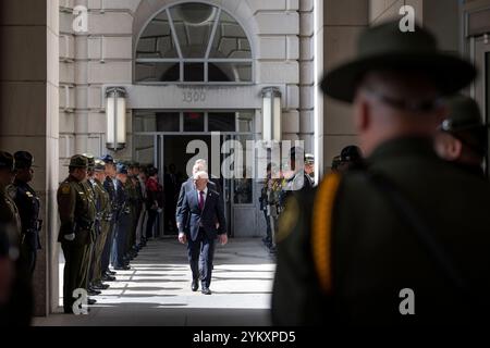 Alejandro N. Mayorkas, Sekretär des US-Heimatministeriums, führt die Prozession von hochrangigen Mitarbeitern an, während der US-Zoll- und Grenzschutz die jährliche Zeremonie der Valor Memorial and Wreath-Verlegung zu Ehren gefallener CBP-Offiziere, Luft- und Marineoperationen und US-Grenzpolizei veranstaltet, die ihr Leben im Dienst in Washington, D.C. am 16. Mai 2023 geopfert haben. DHS Foto von Tia Dufour Stockfoto