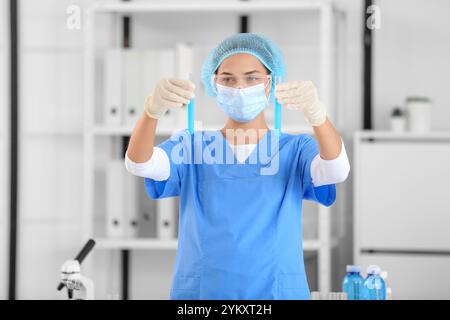 Nachwuchswissenschaftlerin mit Reagenzgläsern von Wasserproben im Forschungslabor Stockfoto