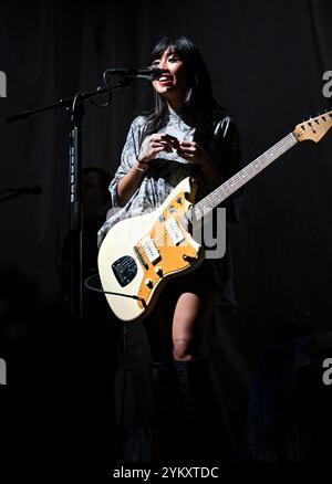 Brighton, Großbritannien. November 2024. Beabadoobee (Beatrice Kristi Laus) tritt 2024 mit der Veröffentlichung ihres neuen Albums This Is How Tomorrow Moves im Brighton Dome in Brighton auf. Quelle: LFP/Alamy Live News Stockfoto