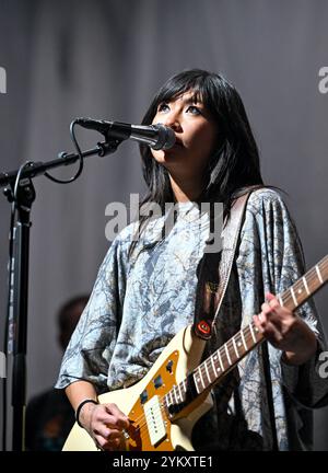 Brighton, Großbritannien. November 2024. Beabadoobee (Beatrice Kristi Laus) tritt 2024 mit der Veröffentlichung ihres neuen Albums This Is How Tomorrow Moves im Brighton Dome in Brighton auf. Quelle: LFP/Alamy Live News Stockfoto