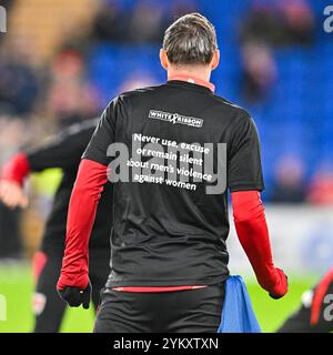 Cardiff City Stadium, Cardiff, Großbritannien. November 2024. UEFA Nations League Gruppe B Fußball, Wales gegen Island; walisische Spieler tragen Trainingsoberteile, die die White Ribbon Kampagne unterstützen. Credit: Action Plus Sports/Alamy Live News Stockfoto