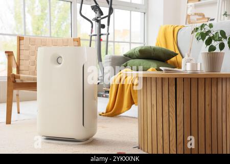Couchtisch und moderner Luftbefeuchter in hellem Wohnzimmer Stockfoto