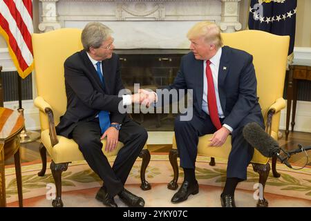 Präsident Donald Trump und italienischen Ministerpräsidenten Paolo Gentiloni gerecht zu werden, Donnerstag, 20. April 2017, im Oval Office des weißen Hauses in Washington, D.C. (offizielle White House Photo by Shealah Craighead) Stockfoto