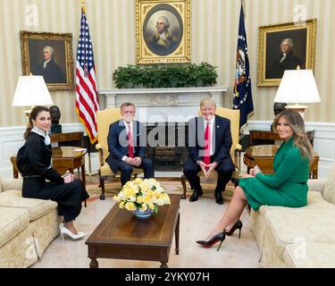 Präsident Donald Trump und First Lady Melania Trump Treffen mit König Abdullah II und Königin Rania von Jordanien, Mittwoch, 5. April 2017, im Oval Office des weißen Hauses in Washington, D.C. (offizielle White House Photo by Shealah Craighead) Stockfoto