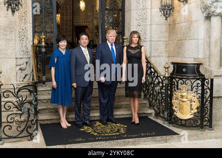 Präsident Donald Trump, First Lady Melania Trump, werden von dem japanischen Premierminister Shinzō Abe und seiner Frau Akie Abe begleitet, die am Samstag, den 11. Februar 2017, im Mar-a-Lago in Palm Beach, Fla. Für Fotos posieren (Offizielles Foto des Weißen Hauses von Shealah Craighead). Stockfoto