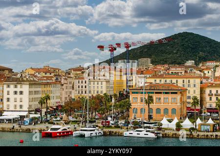 AJACCIO, KORSIKA, FRANKREICH - 8. Oktober 2024: Ajaccio, Geburtsort von Napoleon Bonaparte, bietet eine charmante Mischung aus historischer Architektur und pulsierendem Por Stockfoto