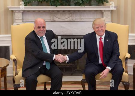 Präsident Donald Trump schüttelt dem irakischen Premierminister Haider Al-Abadi am Montag, 20. März 2017, im Oval Office des Weißen Hauses in Washington, D.C. die Hand (Offizielles Foto des Weißen Hauses von Benjamin Applebaum) Stockfoto