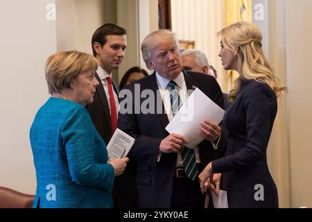 Präsident Donald Trump spricht mit Bundeskanzlerin Angela Merkel, Freitag, 17. März 2017, im Oval Office, zusammen mit Senior White House ouseHausberater Jared Kushner und Ivanka Trump, im Weißen Haus in Washington, D.C. (Offizielles Foto des Weißen Hauses von Shealah Craighead) Stockfoto