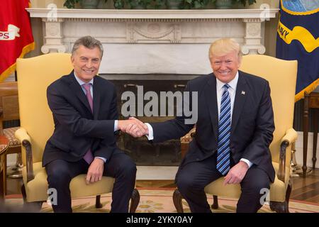 Präsident Donald Trump und argentinische Präsident Mauricio Macri gerecht zu werden, Donnerstag, 27. April 2017, im Oval Office des weißen Hauses in Washington, D.C. (offizielle White House Photo by Shealah Craighead) Stockfoto