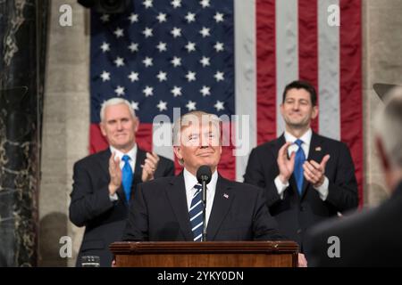 Gemeinsam mit Vizepräsident Mike Pence und dem Sprecher des Repräsentantenhauses Paul Ryan (R-WI) hält Präsident Donald Trump am Dienstag, den 28. Februar 2017, seine gemeinsame Ansprache vor dem Kongress im US-Kapitolgebäude in Washington, D.C. (Offizielles Foto des Weißen Hauses von Shealah Craighead) Stockfoto