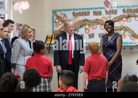 Präsident Donald Trump nimmt am Freitag, den 3. März 2017, an einer Tour durch die katholische Schule Saint Andrews in Orlando, Florida Teil. Offizielles Foto des Weißen Hauses von Shealah Craighead Stockfoto