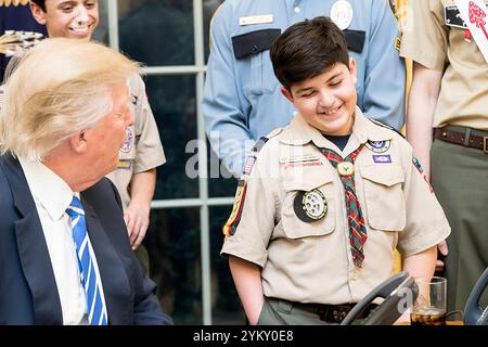 Präsident Donald Trump lacht mit einem Mitglied der Boy Scouts of America am Dienstag, den 7. März 2017, im Oval Office. (Offizielles Foto des Weißen Hauses von Shealah Craighead) Stockfoto