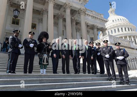 Vice President Mike Pence posiert für ein Foto auf den Stufen des Kapitols in Washington, D.C., nach einem Mittagessen St. Patricks Day, Donnerstag, 16. März 2017. (Offizielle White House Photo by Benjamin Tuck) Stockfoto