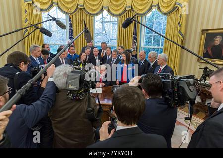 Präsident Donald Trump spricht am Dienstag, den 21. März 2017, mit der Presse, bevor er den S-422 National Aeronautics and Space Administration Transition Authorization Act im Oval Office unterzeichnet. (Offizielles Foto des Weißen Hauses von Benjamin Applebaum) Stockfoto