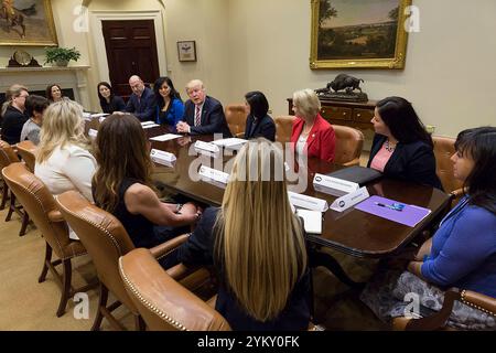 Präsident Donald Trump spricht am Mittwoch, den 22. März 2017, im Roosevelt Room des Weißen Hauses mit Mitgliedern eines Women's Healthcare Panels. Das Treffen wurde von Seema Verma, Verwalterin des Zentrums für Medicare und Medicaid-Dienste, veranstaltet. (Offizielles Foto des Weißen Hauses von Benjamin Applebaum) Stockfoto