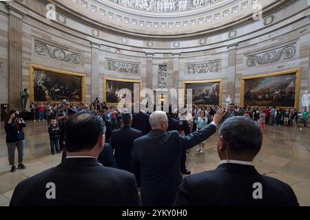 Vice President Mike Pence Wellen für Besucher in der Rotunde des US-Kapitol-Gebäudes, Montag, 3. April 2017. (Offizielle White House Foto von Myles Cullen) Stockfoto