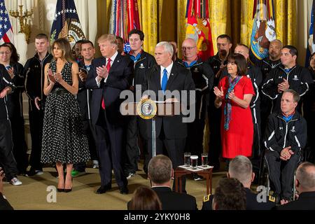 Vizepräsident Mike Pence hält Reden bei der Zeremonie des Verwundeten Warrior Project Ride am Donnerstag, den 6. April 2017, im östlichen Saal des Weißen Hauses. Vizepräsident Pence wird von Präsident Donald Trump, First Lady Melania Trump und Mrs. Karen Pence begleitet. (Offizielles Foto des Weißen Hauses von Benjamin Applebaum) Stockfoto