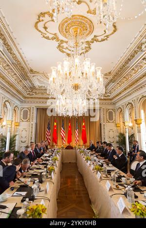 Präsident Donald Trump besucht eine erweiterte Delegation arbeiten Gruppentreffen, Freitag, 7. April 2017, mit chinesischen Staatspräsidenten Xi Jinping bei Mar-a-Lago in Palm Beach, Florida. (Offizielle White House Photo by Shealah Craighead) Stockfoto