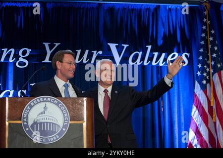 Vizepräsident Mike Pence hält am Freitag, den 7. April 2017, während einer Veranstaltung „Voice Your Values in Washington“ im Willard Hotel in Washington D.C. (Offizielles Foto des Weißen Hauses von Paul D. Williams) eine Rede. Stockfoto