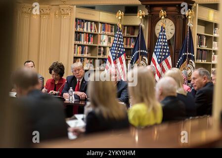 Präsident Donald Trump nimmt am Dienstag, den 13. April 2017, an einer Diskussion über strategische und politische CEO in der Bibliothek des State Department im Eisenhower Executive Office Building im Weißen Haus Teil. (Offizielles Foto des Weißen Hauses D. Myles Cullen) Stockfoto