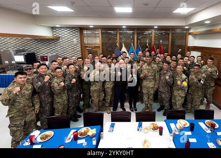 Vizepräsident Mike Pence und Mrs. Karen Pence posieren für ein Foto mit Soldaten der USA und der Republik Korea in der Meßhalle der Koreanischen Demilitarisierten Zone (DMZ), Montag, 17. April 2017. (Offizielles Foto des Weißen Hauses von D. Myles Cullen) Stockfoto