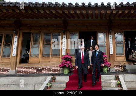 Vizepräsident Mike Pence verlässt das Blaue Haus „Cheongwadae“ in Seoul, Südkorea, nach einem Arbeitsessen mit dem amtierenden Präsidenten der Republik Korea Hwang Kyo-ahn am Montag, den 17. April 2017. (Offizielles Foto des Weißen Hauses von D. Myles Cullen) Stockfoto