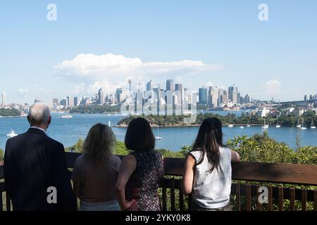 Vizepräsident Mike Pence, seine Frau, Mrs. Karen Pence, und ihre beiden Töchter Audrey und Charlotte Pence, genießen den Blick auf den Hafen von Sydney am Sonntag, den 23. April 2017. (Offizielles Foto des Weißen Hauses von D. Myles Cullen) Stockfoto