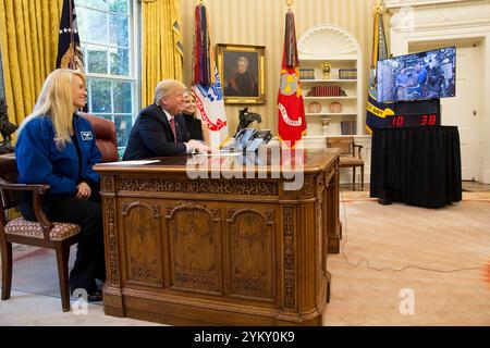 Präsident Donald Trump spricht per Videokonferenz mit NASA-Astronauten Commander Peggy Whitson und Jack Fischer an Bord der internationalen Raumstation im Oval Office am Montag, 24. April 2017. Präsident Trumpf, genannt zusammen mit Frau Ivanka Trump und NASA Astronaut Kate Rubins, Commander Whitson für den Rekord für die meiste Zeit im Raum amerikanischen Astronauten gratulieren und ihr für ihre Arbeit zur Förderung von Frauen in STEM Felder loben. (Offizielle White House Photo by Benjamin Applebaum) Stockfoto