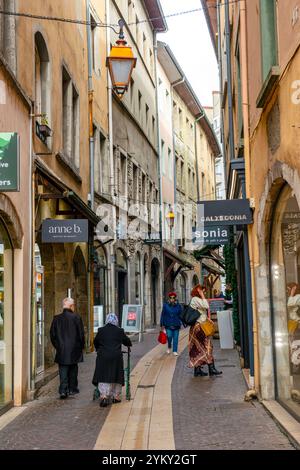 Menschen in der Rue du Senat de Savoie in Chambery, einer alpinen Stadt aus dem 11. Jahrhundert in Südostfrankreich und einst Heimat des Philosophen Rousseau Stockfoto